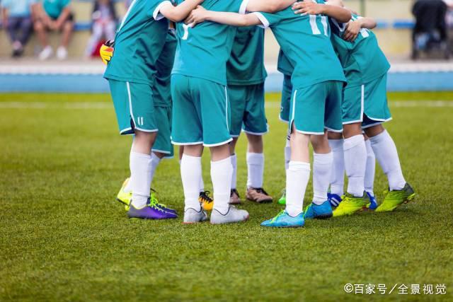 久未露面！欧文出席高中活动 与友人场边大笑心情非常不错