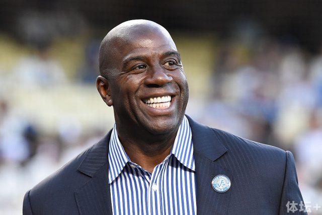 伊朗动荡局势下 伊朗女足比出和平手势